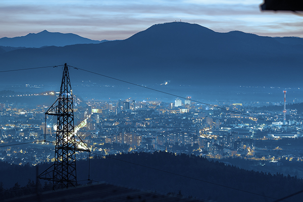 Hoe zorgen HV-, MV- en LV-stroomkabels voor een betrouwbare elektrische distributie?